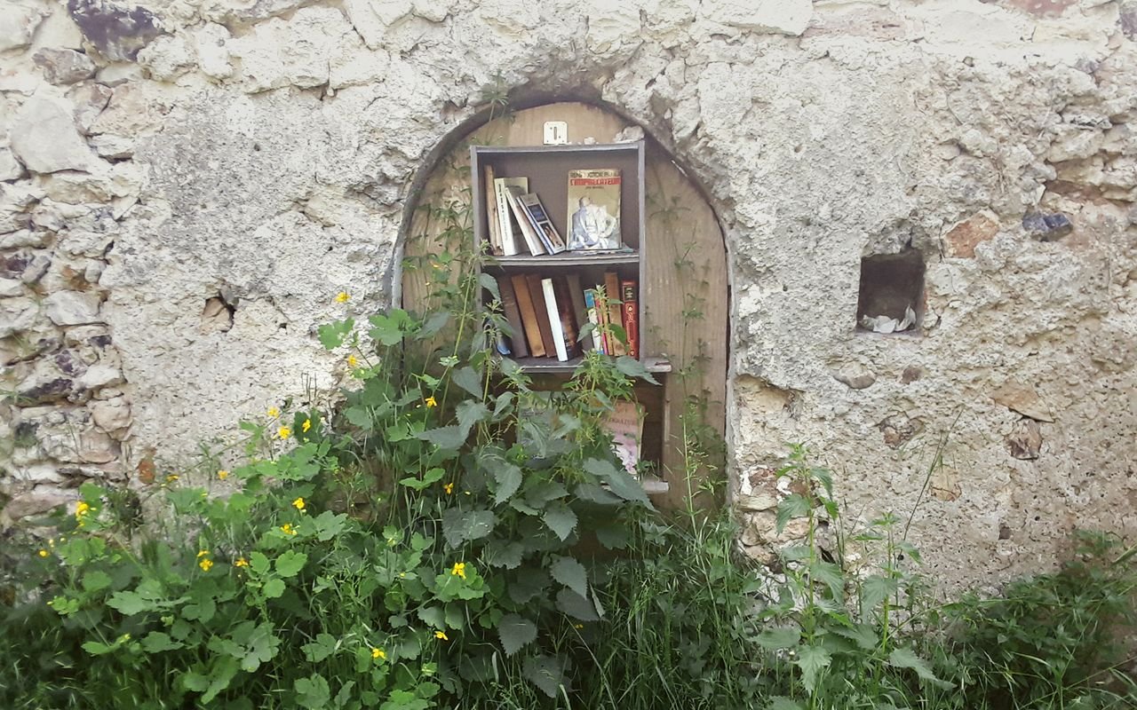 library embedded in a garden wall in Paris